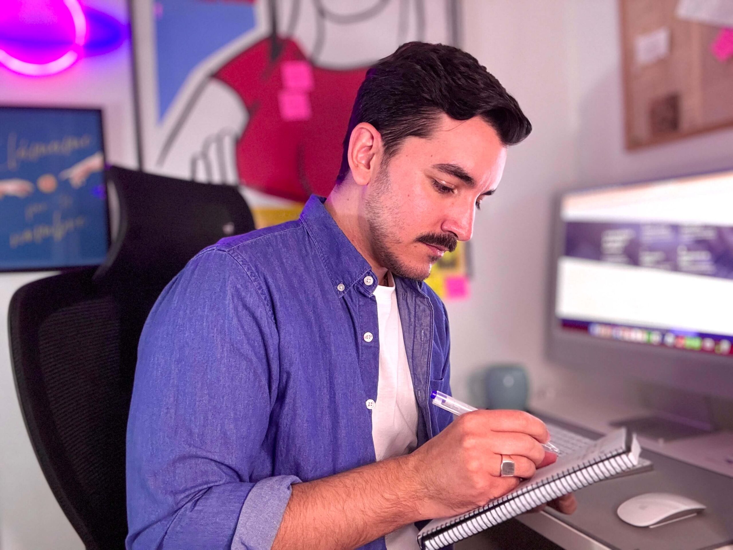 Diseñador de portadas de libros tomando notas